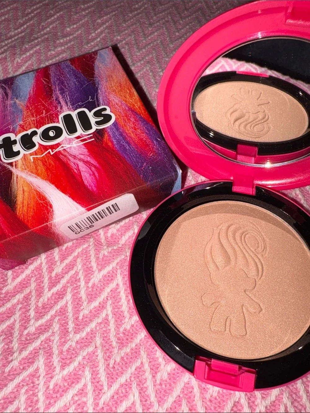 NIB MAC Goodluck Trolls Beauty Powder in GLOW RIDA (Peachy Beige with Sparkles)